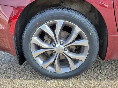 Used 2018 Chrysler Pacifica Limited w/ Tire & Wheel Group image 5