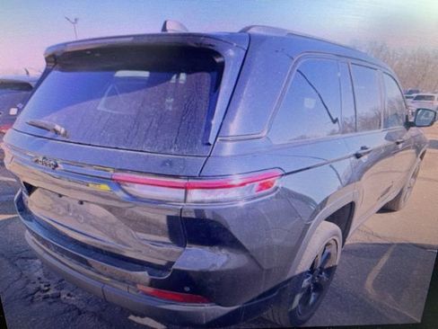 Used 2023 Jeep Grand Cherokee Altitude image 7