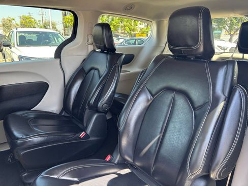 Used 2023 Chrysler Pacifica Touring-L FWD image 23