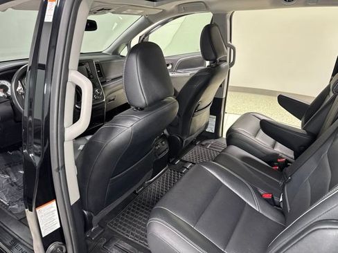 Used 2018 Toyota Sienna SE FWD image 26