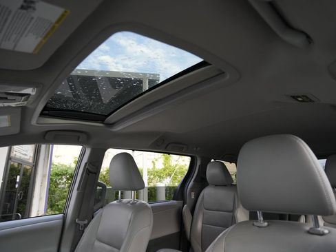 Used 2017 Toyota Sienna XLE Premium FWD image 22