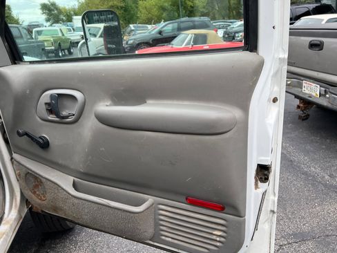 Used 2002 Chevrolet Silverado 3500 2WD Regular Cab HD image 11