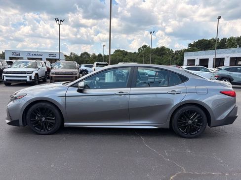 Used 2025 Toyota Camry SE FWD image 4