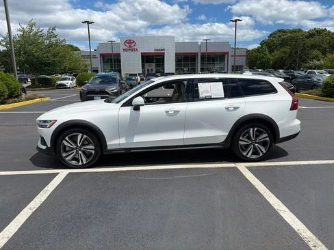 Used 2025 Volvo V60 B5 Cross Country Plus AWD/4WD image 2