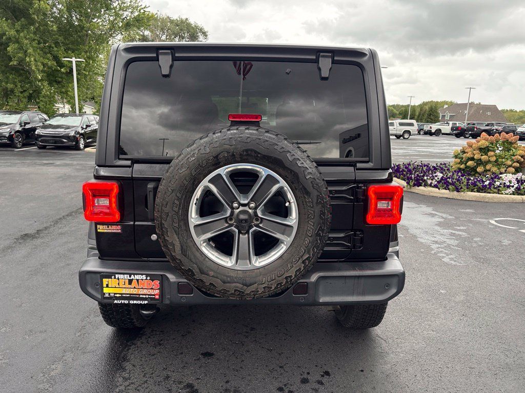 Used 2018 Jeep Wrangler Unlimited Sahara AWD/4WD image 4