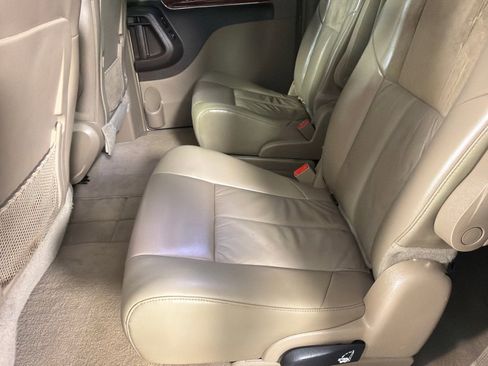 Used 2015 Chrysler Town & Country Limited Platinum FWD image 18