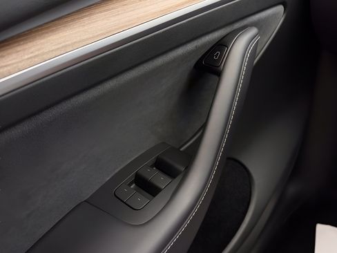 Used 2023 Tesla Model Y 2WD image 18