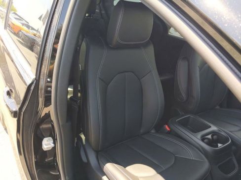 New 2026 Chrysler Pacifica Select image 32