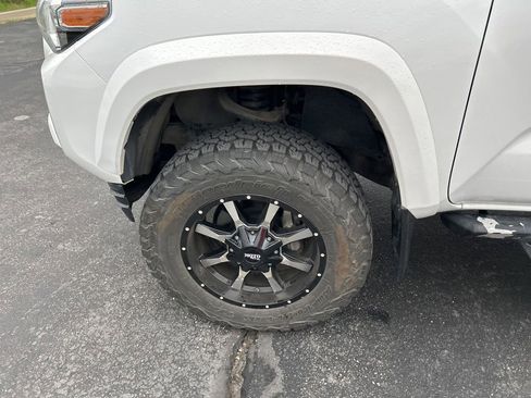 Used 2017 Toyota Tacoma TRD Sport AWD/4WD image 19