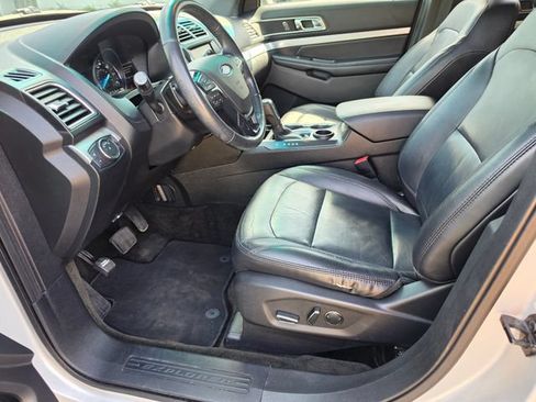 Used 2016 Ford Explorer XLT w/ Equipment Group 202A FWD image 17