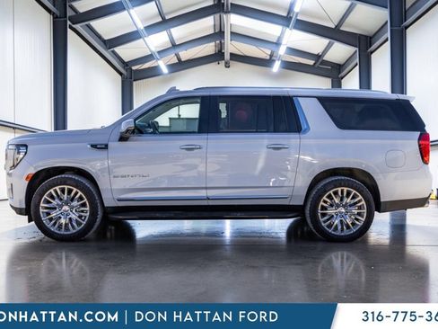 Used 2024 GMC Yukon XL Denali AWD/4WD image 3