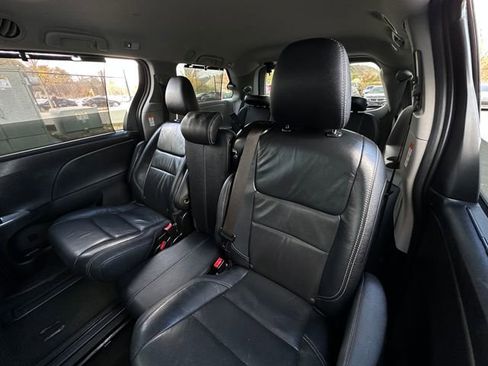 Used 2017 Toyota Sienna SE image 12