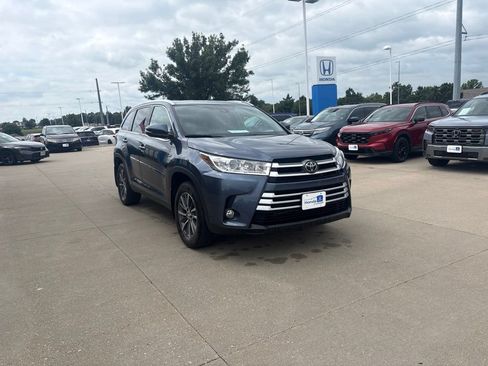 Used 2019 Toyota Highlander XLE AWD/4WD image 3