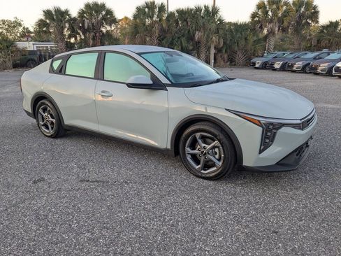Used 2025 Kia K4 LXS image 2