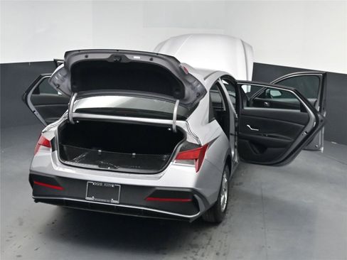 New 2026 Hyundai Elantra SE image 24