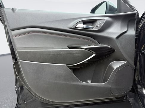 Used 2024 Chevrolet Trax RS w/ Sunroof Package image 9