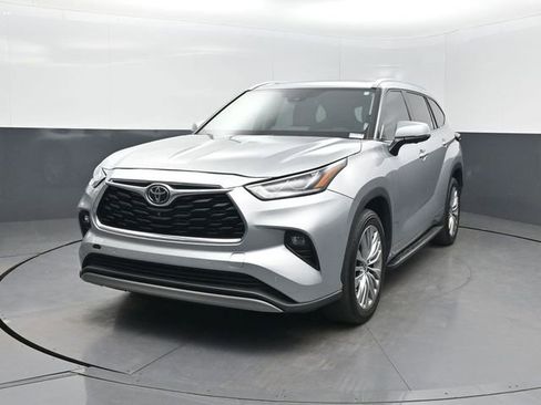 Used 2023 Toyota Highlander Platinum FWD image 1