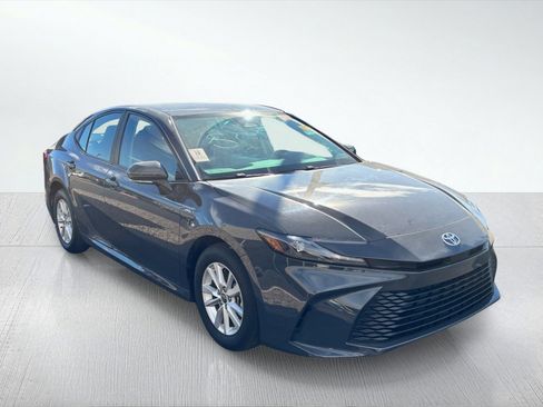 Used 2025 Toyota Camry LE image 5