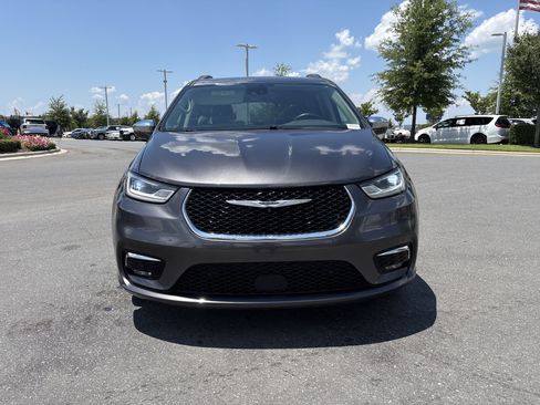 Used 2022 Chrysler Pacifica Limited FWD image 3
