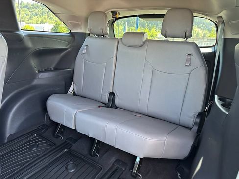 Used 2025 Toyota Sienna XLE AWD/4WD image 15