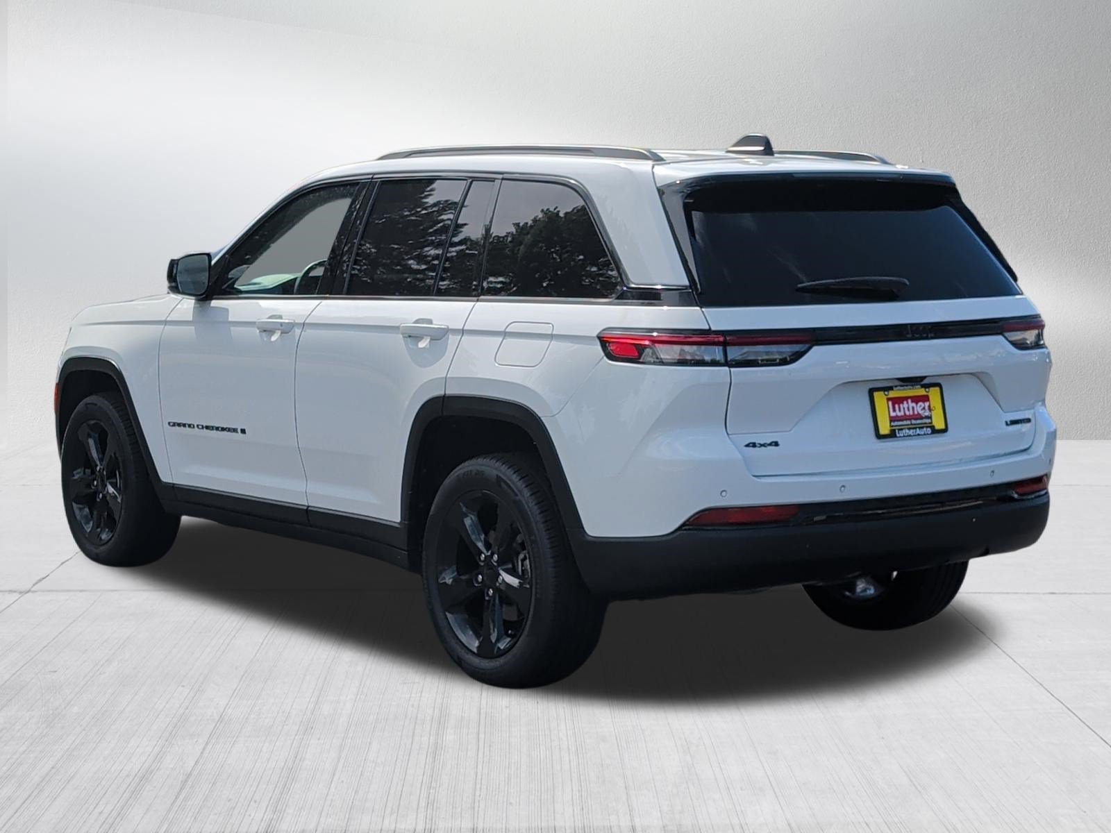 Used 2023 Jeep Grand Cherokee Limited w/ Black Appearance Package AWD/4WD image 5