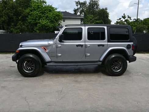 Used 2019 Jeep Wrangler Unlimited Sahara AWD/4WD image 6
