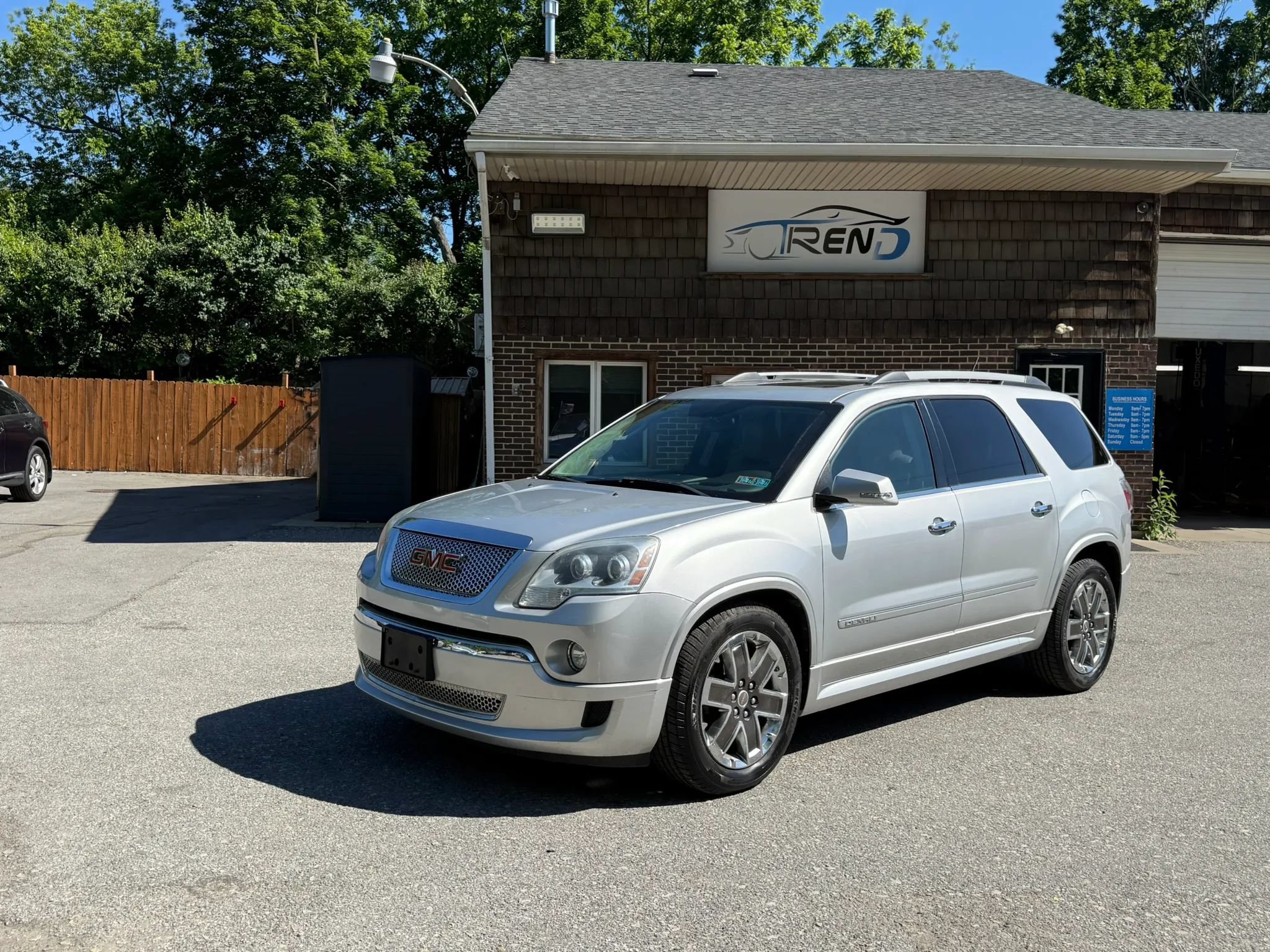 Used 2011 GMC Acadia Denali AWD/4WD image 2