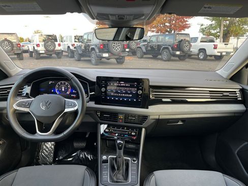 Used 2025 Volkswagen Jetta SE image 33