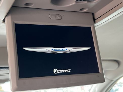 Used 2015 Chrysler Town & Country Touring image 12