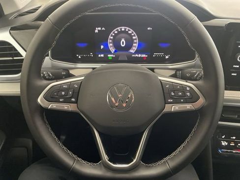 Certified 2025 Volkswagen Taos SE w/ Panoramic Sunroof Package image 13