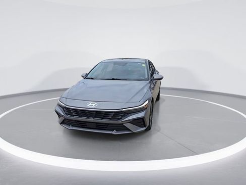 Used 2025 Hyundai Elantra SEL FWD image 3