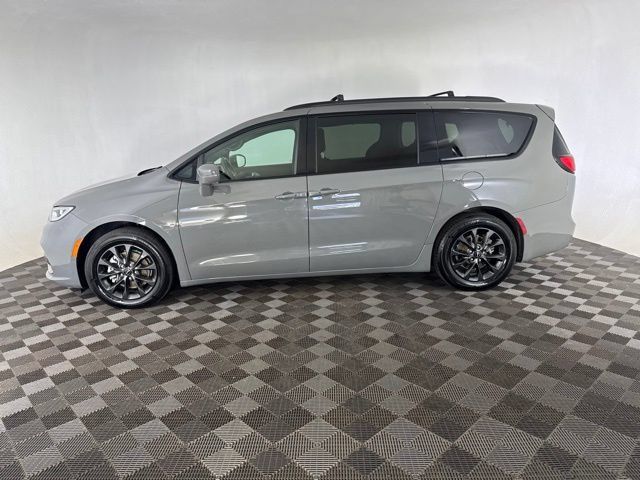 Used 2021 Chrysler Pacifica Touring w/ S Appearance Package FWD image 8