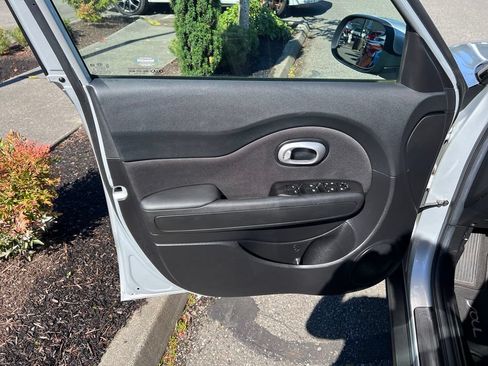 Used 2015 Kia Soul + FWD image 11