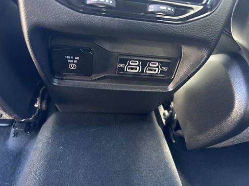 Used 2023 Jeep Grand Cherokee Altitude AWD/4WD image 9