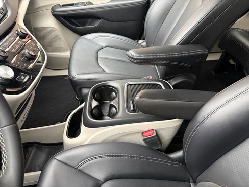 Used 2024 Chrysler Pacifica Touring-L FWD image 30