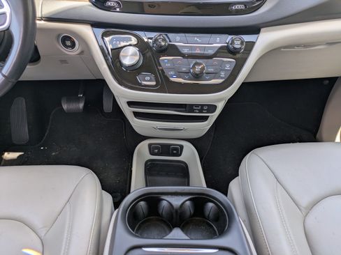 Used 2017 Chrysler Pacifica Touring-L FWD image 17