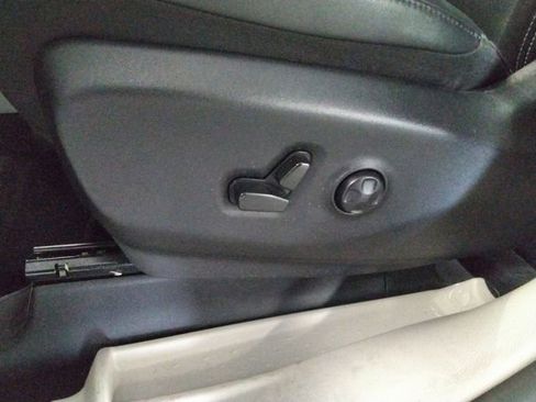 Used 2024 Chrysler Pacifica Touring-L image 28