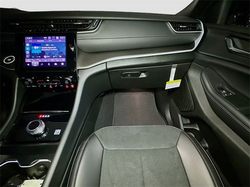 New 2025 Jeep Grand Cherokee Altitude image 26