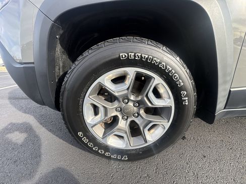 Used 2019 Jeep Cherokee Trailhawk w/ Cold Weather Group image 10