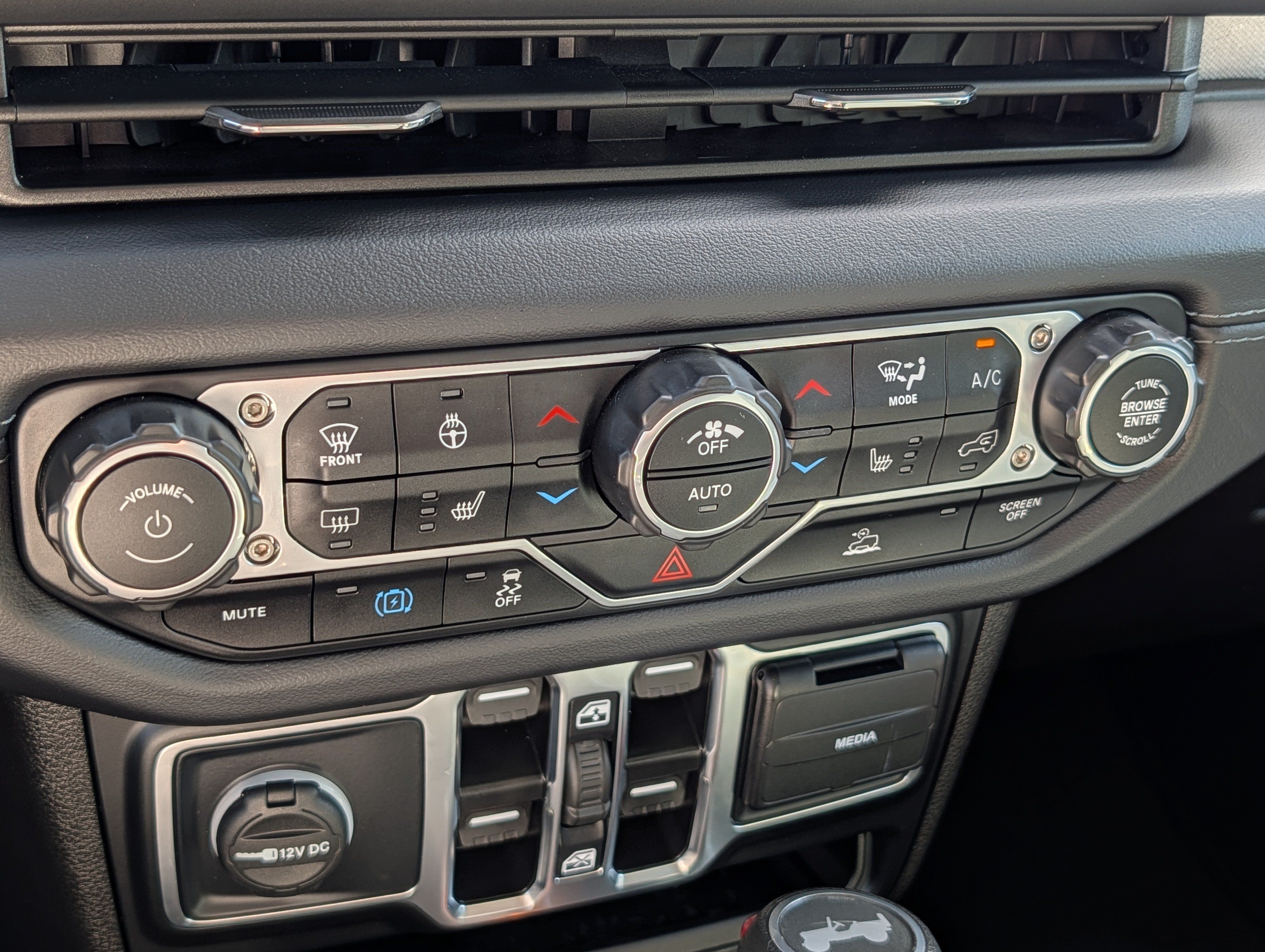 Used 2025 Jeep Wrangler Unlimited Sahara AWD/4WD image 23