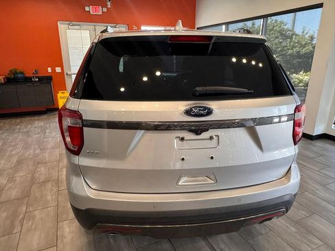 Used 2017 Ford Explorer XLT w/ Equipment Group 202A FWD image 9