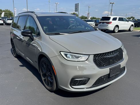 Used 2025 Chrysler Pacifica Limited FWD image 3