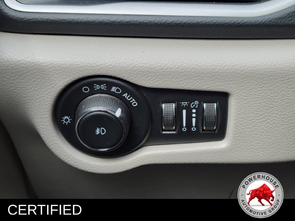 Used 2023 Chrysler Pacifica Touring-L FWD image 29