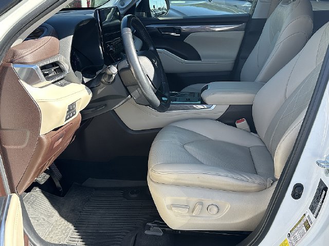 Used 2021 Toyota Highlander Platinum FWD image 21