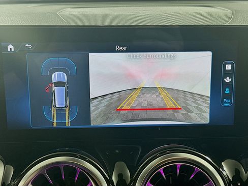 Used 2025 Mercedes-Benz GLB 250 4MATIC image 23