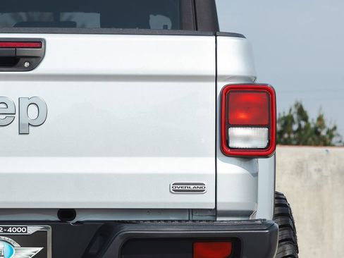 Used 2023 Jeep Gladiator Overland AWD/4WD image 9