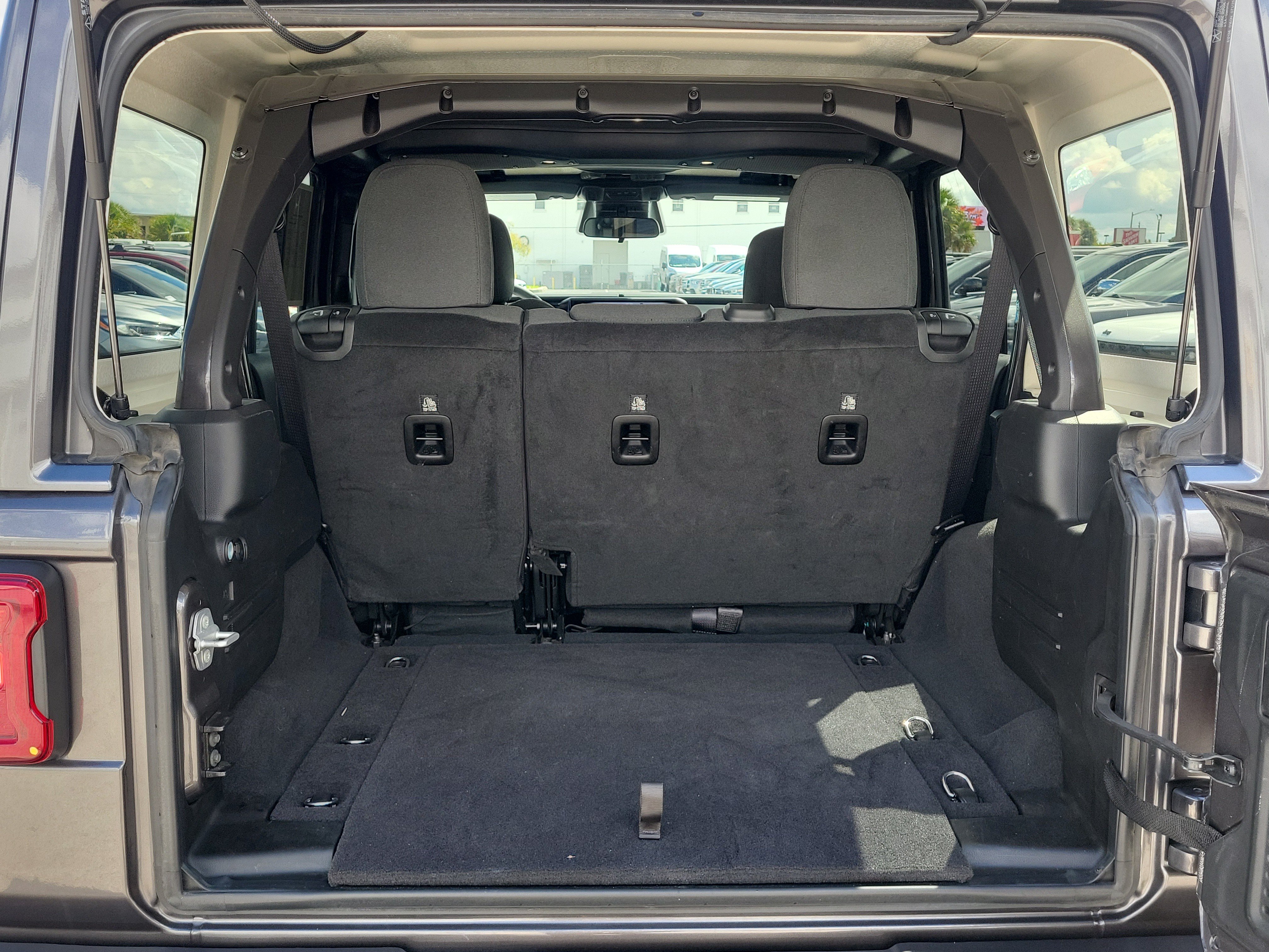 Used 2025 Jeep Wrangler Unlimited Sahara AWD/4WD image 10