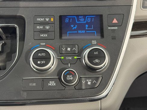 Used 2018 Toyota Sienna XLE Premium image 28