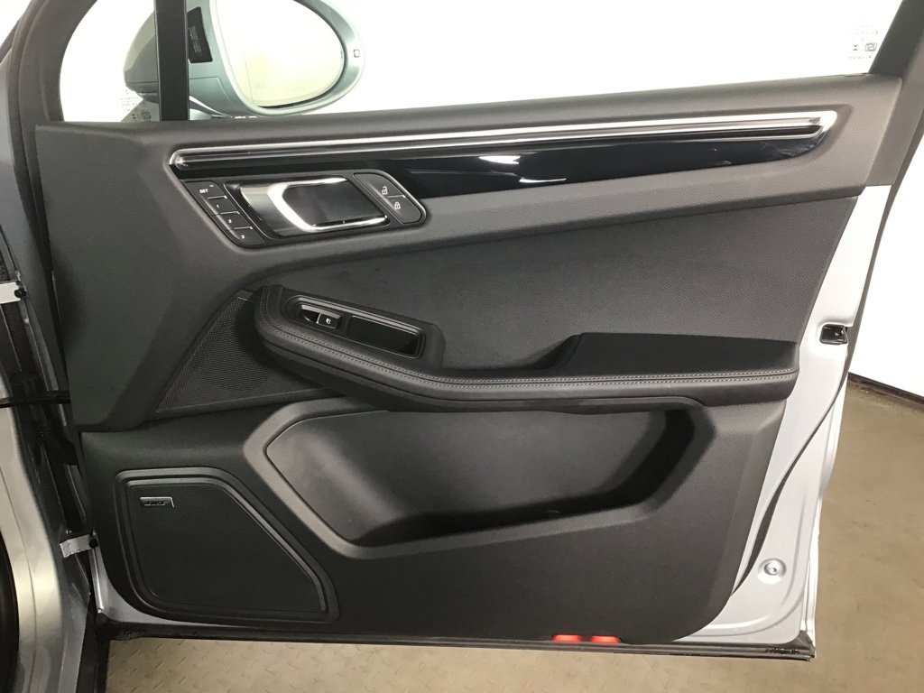 Certified 2026 Porsche Macan AWD/4WD image 19