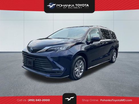 Used 2025 Toyota Sienna LE w/ LE Plus Package image 1